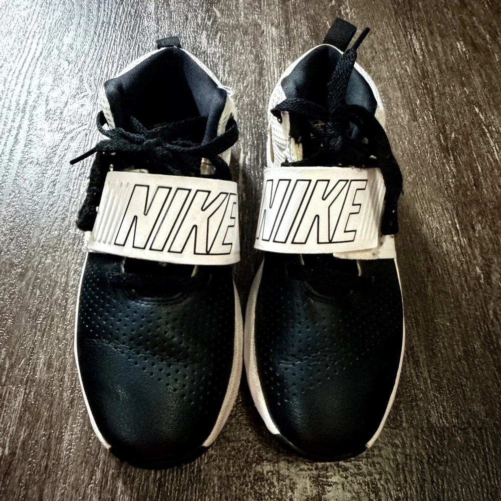 Nike Team Hustle D 8 Kids Size 5Y Black White Gold Basketball Shoes Sneakers